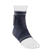 Die Sprunggelenkbandage Advanced mit Kompression stützt das Sprunggelenk und hilft das Fußgelenk während der Aktivität zu stabilisieren